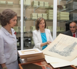 Doña Sofía recibió un facsímil del acta de constitución de la Junta para la Ampliación de Estudios e Investigaciones Científicas